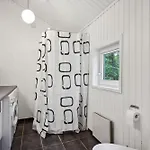 In With 3 Bedrooms, Sauna And Internet *