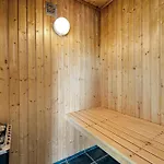 In With 3 Bedrooms, Sauna And Internet