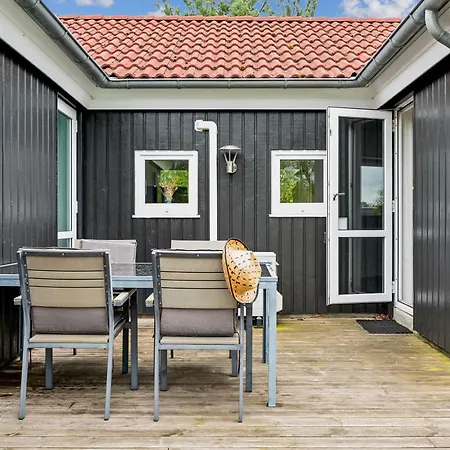 In With 3 Bedrooms, Sauna And Internet *