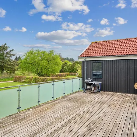 In With 3 Bedrooms, Sauna And Internet *