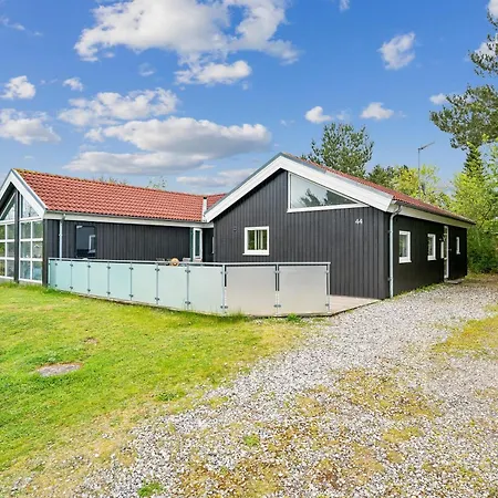 In With 3 Bedrooms, Sauna And Internet
